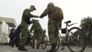 警察×陸上自衛隊 自転車の自転車の青切符制度について合同で広報活動 春の交通安全運動に合わせて 広島・海田市駐屯地
