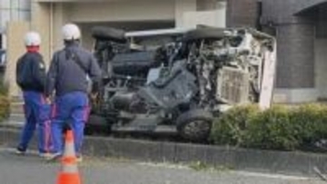 酒酔い運転か　軽バンが中央分離帯に衝突して横転…対向車線の車にも衝突し１人けが　車３台が絡む事故に　運転していた20代の男を逮捕　広島