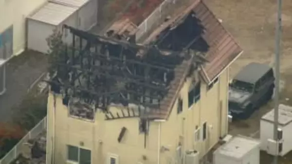 「血まみれの人が助けを求めている」と通報　駆けつけると血を流している男性　首には切り傷　さらに住宅には火の手が　警察は殺人事件として捜査　広島・東広島