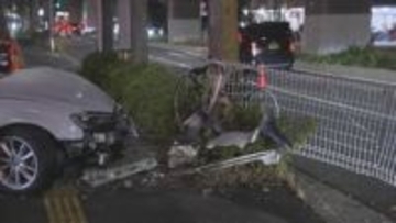 フェンスを突き破って歩道の自転車を巻き込んだか　「車と自転車との事故」と通報　自転車の60代男性が骨折の疑いで搬送　運転手もけが　広島・安佐南区