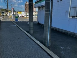 コンビニ店員の頭を電柱に打ち付けケガをさせたか　たばこ２箱などを盗んだ疑いも　無職の男（54）を強盗傷害容疑で現行犯逮捕　広島