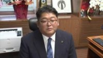 広島県府中市の荻野市長が初登庁　「市の仕事はこの街の未来につながる仕事」　給与カット継続や６月議会に副市長人事案など考え示す