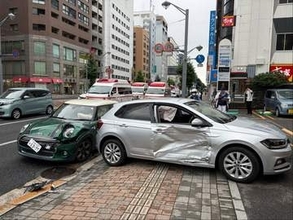【速報】広島市中心部で6台が絡む事故　3人けが　車線変更で2台が衝突し多重事故に発展か