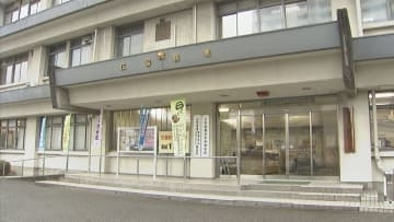 自転車がバランス崩し転倒　同じ方向へ走行していた乗用車にひかれる　18歳の男性が死亡　広島