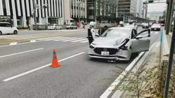 「シャレオの入り口に車が突っ込んだ」と通報　広島市中心部にある地下街の入り口壁に車が衝突　周囲の人にけが人はなし