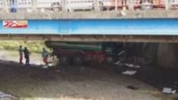 「ダンプカーが川に転落」国道走行中に単独で転落か　運転手(70代)を搬送　広島・府中市