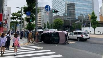 「車が横転している」広島市中心部で右直事故か　１台が横転　２人けがも意識あり