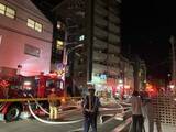 「「3階から炎が出ている」　集合住宅で1室が全焼する火災　消防車12台が出動　20～40代の3人がけが　広島市南区」の画像1