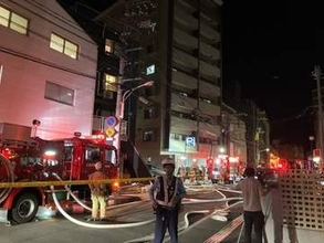 「3階から炎が出ている」と複数通報　広島市南区の集合住宅で火災　消防車12台が出動　3人けがか