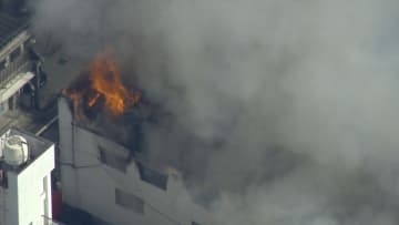 【続報】男性１人が意識不明で搬送　「2階から炎が見える」広島市中区でアパート火災　消防車16台が出動に消火活動