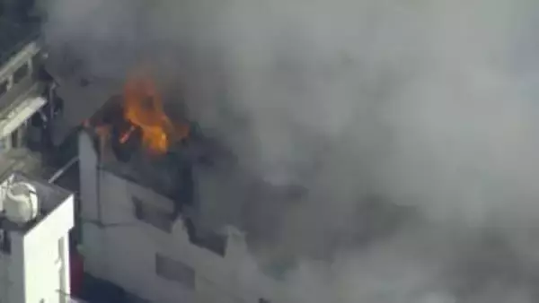 【続報】男性１人が意識不明で搬送　「2階から炎が見える」広島市中区でアパート火災　消防車16台が出動に消火活動