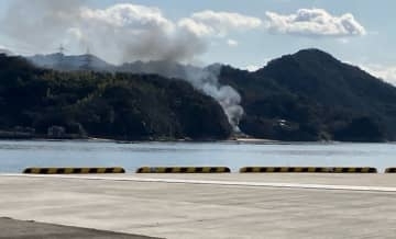 【速報】「キャンプの火が近くの木に燃え移った」広島市南区の金輪島で林野火災　ヘリコプターが消火活動で鎮圧