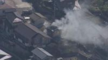 【速報】「住宅のゴミが燃えている」→住宅に延焼する火事　住宅からは黒煙も　消防車15台出動
