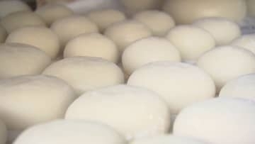 「頑張っている人に笑顔が出るような正月に」年末の風景　新年に向けた餅作りピーク