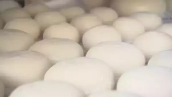 「頑張っている人に笑顔が出るような正月に」年末の風景　新年に向けた餅作りピーク