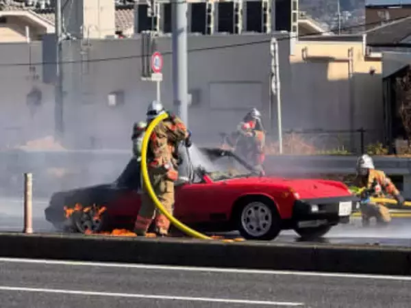 「車が燃えている」スポーツカーが炎上　運転手は自力脱出しけがなし　広島市の国道54号　現場付近は通行規制も