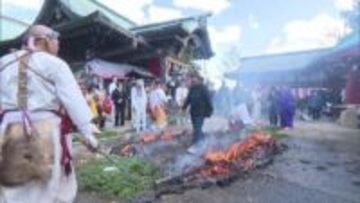 「渡るときドキドキ」「新しい1年楽しく過ごせるように」無病息災祈願する火渡り神事　護摩木を焼いた灰の上を裸足で歩く　福岡市の愛宕神社