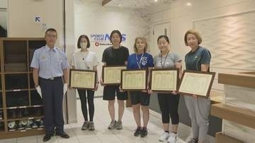 プールで急に心肺停止になった女性の命を救ったスポーツクラブの5人に感謝状