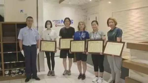 プールで急に心肺停止になった女性の命を救ったスポーツクラブの5人に感謝状
