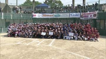 ハワイと福岡の子供たちがソフトボールを通じて交流　身振り手振り交えてコミュニケーションも　福岡・東区