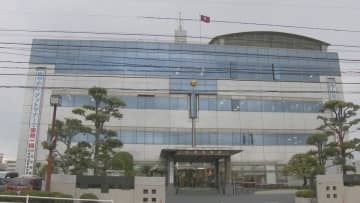 便座とトイレタンクの間に・・・　コンビニのトイレにスマホを設置し盗撮しようとしたか　無職の男逮捕