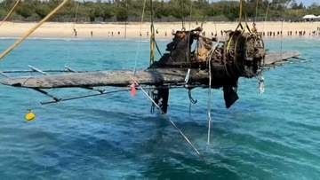 不時着した旧日本海軍の戦闘機「紫電改」　81年ぶりに水中から引き揚げ　戦争の実像伝える