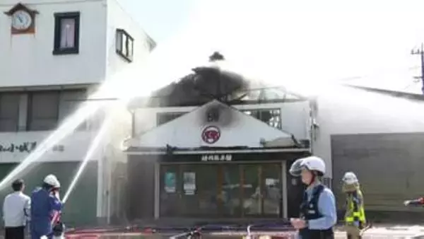 「建物が燃えている。炎が上がっている」老舗ようかん店の工場や倉庫で火事　消火活動続く　佐賀県小城市