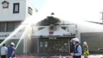 「建物が燃えている。炎が上がっている」老舗ようかん店の工場や倉庫で火事　消火活動続く　佐賀県小城市