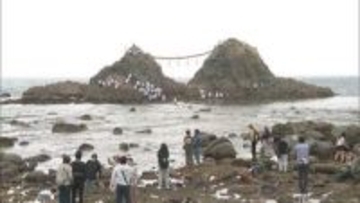 夫婦岩結ぶ全長約30メートルの大しめ縄　年に1度の掛け替え作業