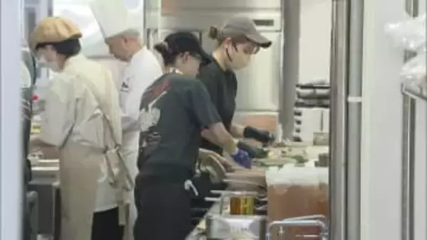 看板メニュー「ぺぺたま」母校で振る舞う　パスタとピザの店「らるきい」