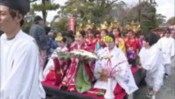 着物の切れ端で作られた鶴などの縁起物が街一帯を彩る「柳川雛祭りさげもんめぐり」始まる　福岡・柳川市