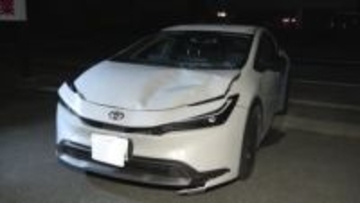 ８０代男性が運転する車に道路横断中の成人女性がはねられる　女性は意識不明の重体