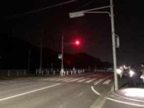 横断歩道上で6歳と8歳の兄弟が軽乗用車にはねられる　6歳弟が顔などにけがするも命に別状無し　「衝突した後に信号機を見て私が赤信号で交差点に入ったのだと…」86歳女を過失運転傷害の疑いで現行犯逮捕