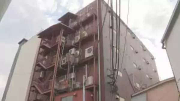 未明の雑居ビルで40代の男性が包丁で腹を刺され重傷　逃走したとみられる47歳男を別の男性に対する傷害容疑で現行犯逮捕