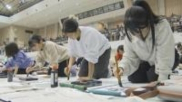 「楽しかった」「のびのび書けた」1200人の書き初め大会　福岡