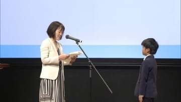 「誰もが幸せで安全に生活できるように…」小学４年生が金賞獲得　世界ハビタット・デー記念絵画コンクール表彰式