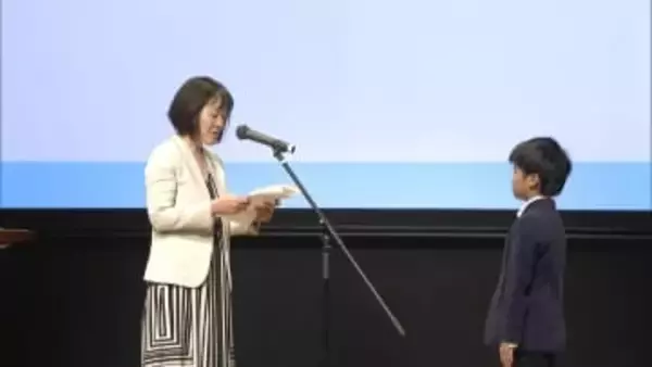 「誰もが幸せで安全に生活できるように…」小学４年生が金賞獲得　世界ハビタット・デー記念絵画コンクール表彰式