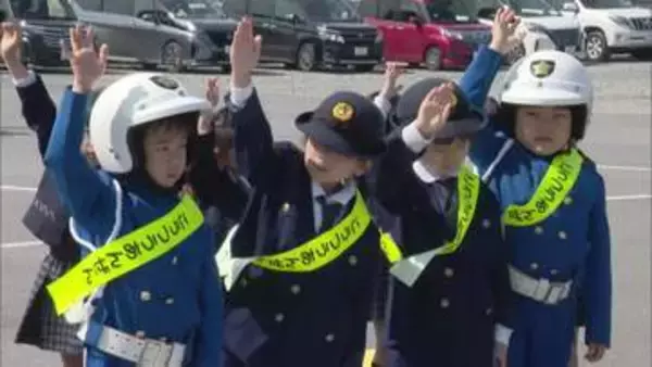 春の交通安全県民運動を前に道の駅みやまで警察車両の出動式