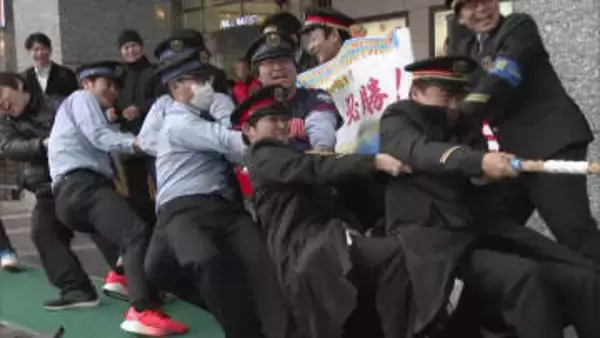 JR西日本　VS　JR九州　軍配はどちらに？　博多駅で綱引き大会　「地域を元気に」思い込めて7回目