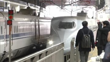 年末年始の帰省ラッシュピークを迎える　JR博多駅も混雑　山陽新幹線と九州新幹線の下りは若干空席あり