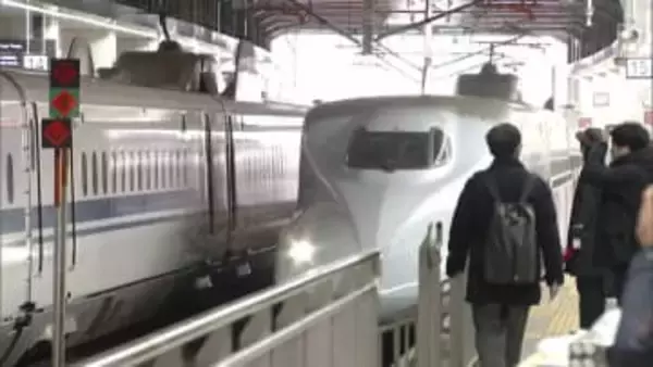 年末年始の帰省ラッシュピークを迎える　JR博多駅も混雑　山陽新幹線と九州新幹線の下りは若干空席あり