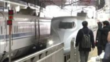 年末年始の帰省ラッシュピークを迎える　JR博多駅も混雑　山陽新幹線と九州新幹線の下りは若干空席あり