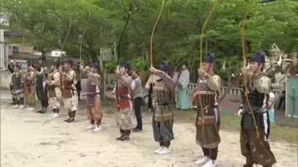 還暦は”第二の人生の出陣”　飯盛神社で「鎧着初めの式」重さ約20キロの鎧や兜をまとい儀式