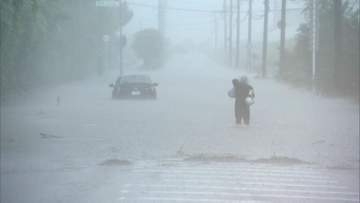 大雨で道路冠水し車水没　筑後地方や佐賀県でレベル4土砂災害危険警報　休校や登校時間繰り下げも