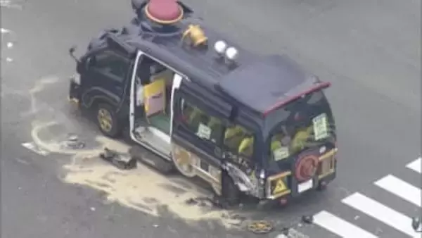 幼稚園バス事故で追突した乗用車の男性「左のドアミラーを見ていた」