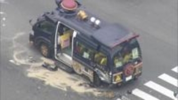 幼稚園バス事故で追突した乗用車の男性「左のドアミラーを見ていた」