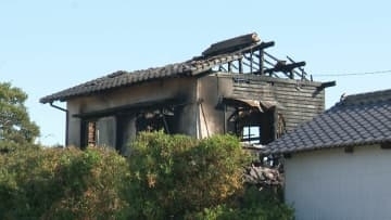 「家が燃えている」と通報　朝倉市で住宅1棟が全焼　焼け跡から性別不明の遺体　この家に1人暮らしの89歳男性と連絡とれず