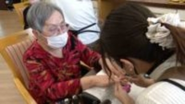 「きれいにしていると孫が喜ぶ」「気持ちもキラキラになります」ネイルを通じて高齢者や患者に寄り添う"福祉ネイリスト"