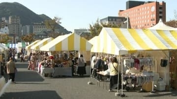 「手作り感満載でお気に入り」西日本最大級の屋外マーケット「門司港グランマーケット」始まる　福岡・北九州市