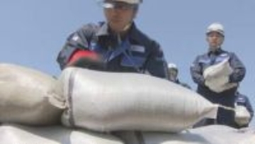 梅雨入り前に福岡市職員が川の氾濫を想定した訓練　実際に水害が起きた際にも活用できる800個の土のうを作り積み方を確認
